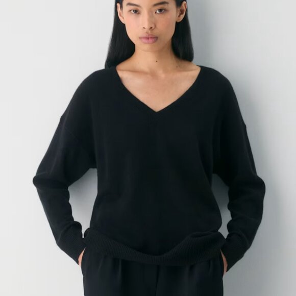 NWT Aritzia Feather Cashmere Relaxed V-neck Sweater Black S - Picture 6 of 8
